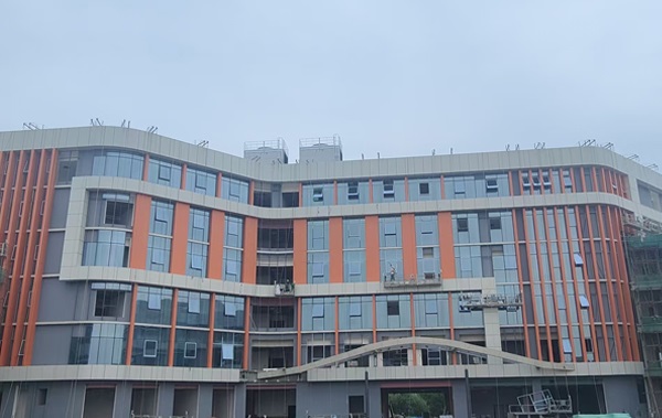 七分公司滄州市殘疾人康復中心項目：雨季鏖戰幕墻施工 硬核舉措加快速度